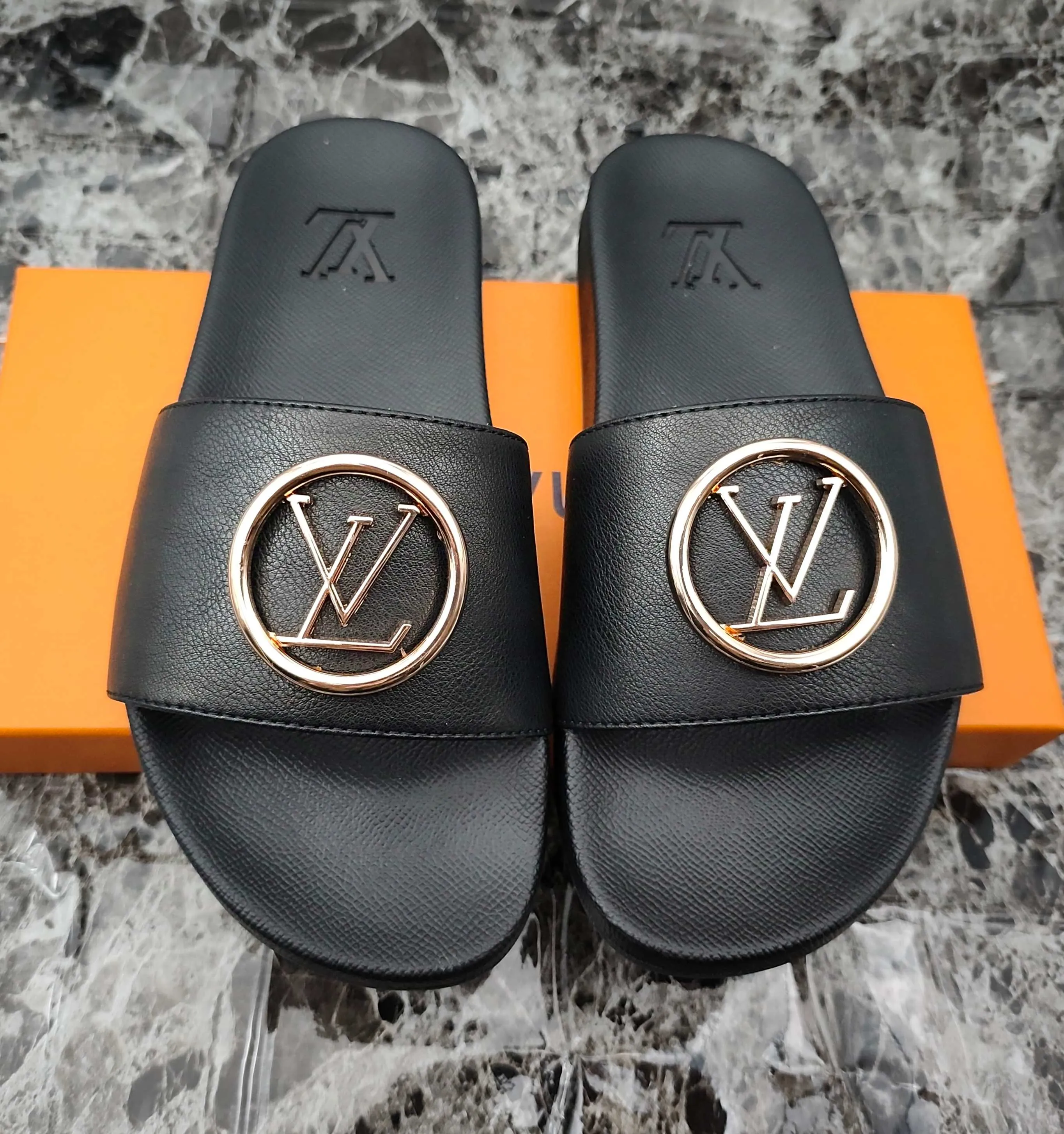👟👟Ex-factory price 280👟👟 (available all year round) same style for men and women, size 35--48. Couple style🎗Louis Vuitton "LV" slippers, a much-anticipated one, so beautiful that it will melt your hearts❤! It is simply a masterpiece of extraordinary craftsmanship. It is a must-have for everyone. It is made by open mold. It feels Q-bounce and super soft on the feet. It is super delicate on the feet. It is an exclusive model. There are many layouts, so there is always one you like🎉🎉
